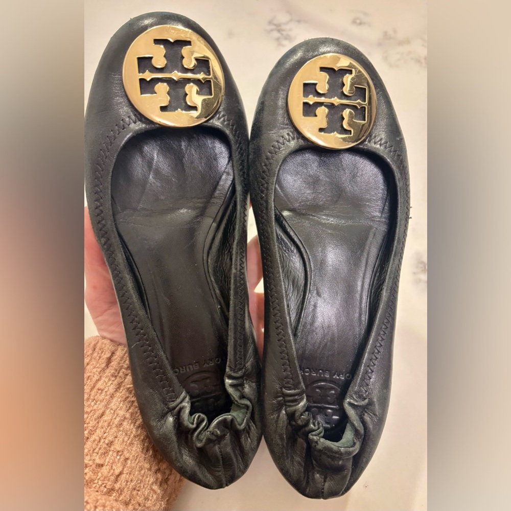 Tory Burch Reva Ballet Flats – Black Leather – Gold Logo